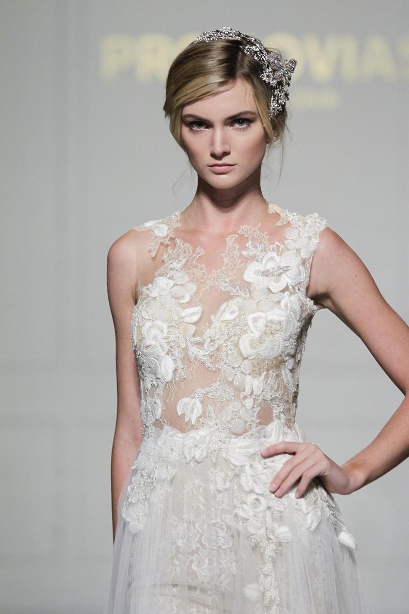 Pronovias New York Bridal Fashion Week 2015 cuerpo con flores y transparencia