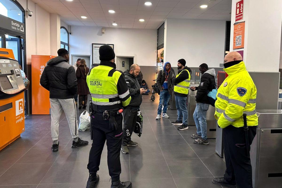 Personal de l'estació de Blanes informant els usuaris que no poden agafar el tren