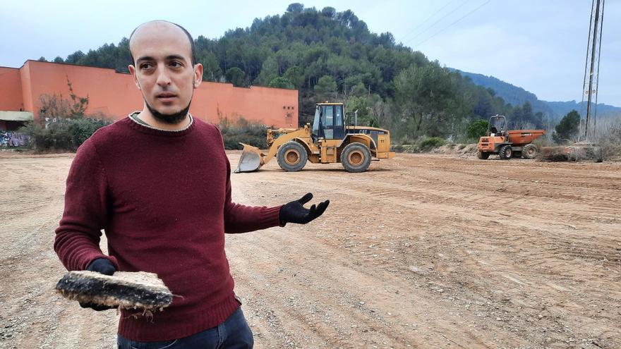 El regidor d'Acció Climàtica, Pol HUguet, amb asfalt arrencat