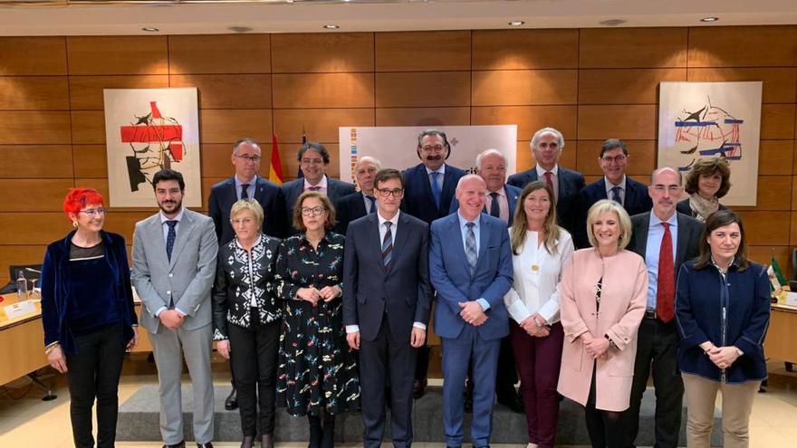 Foto de la reunión entre el responsable del Ministerio de Salud y los representantes de las CCAA.