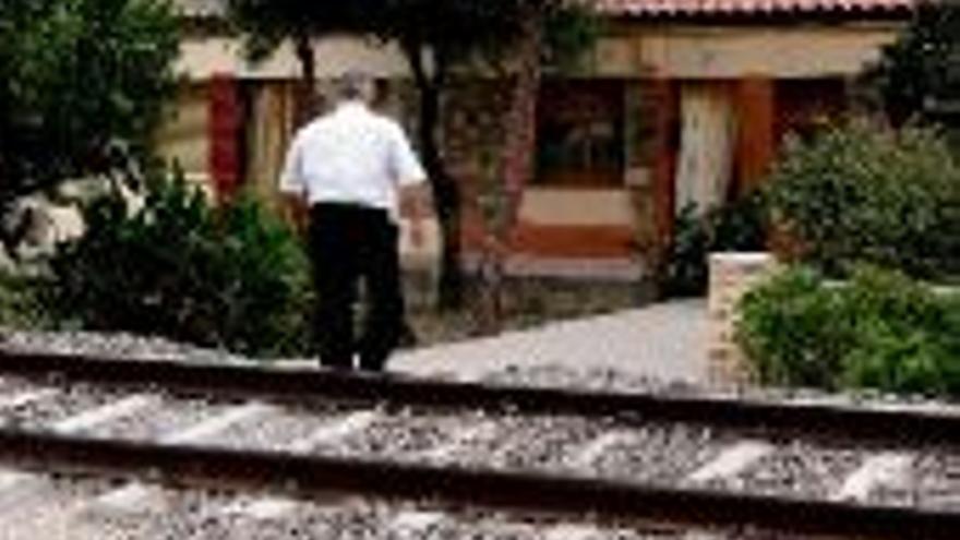 Renfe se compromete a habilitar un paso a nivel en el centro del pueblo