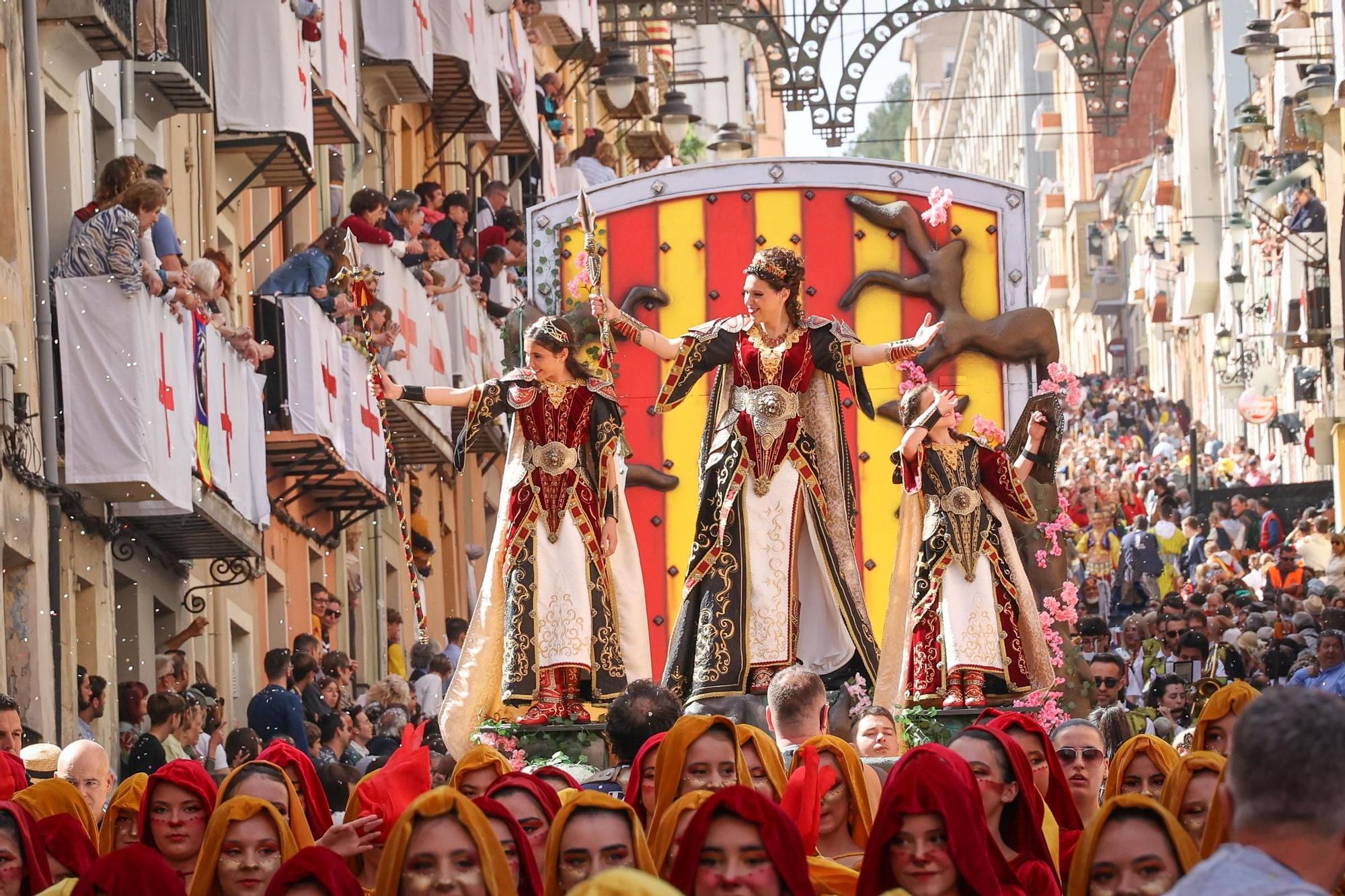 Alcoy se entrega al espectáculo de las tropas cristianas