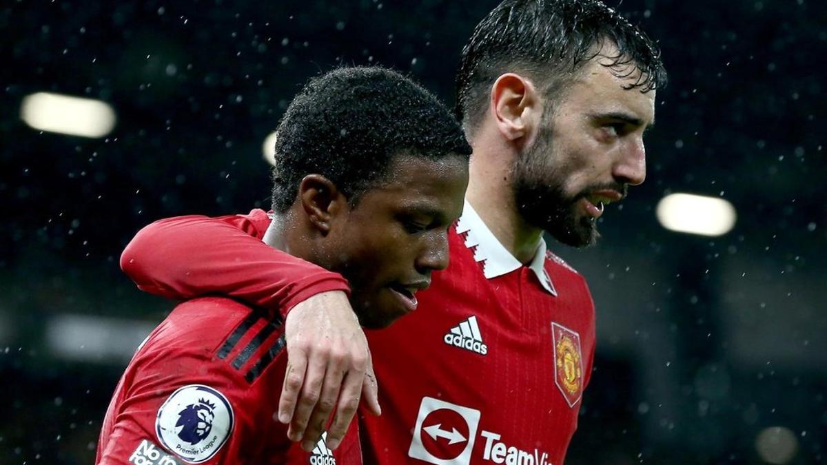 Tyrell Malacia con Bruno Fernandes en el Manchester United