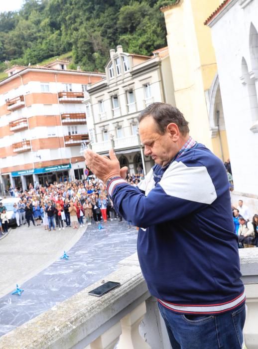 Emotivo minuto de silencio de los vecinos de Cudillero al recordar al joven fallecido David Carragal