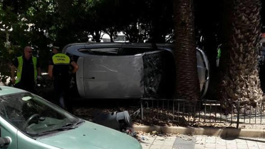 Un coche vuelca dentro de un parque en Alicante