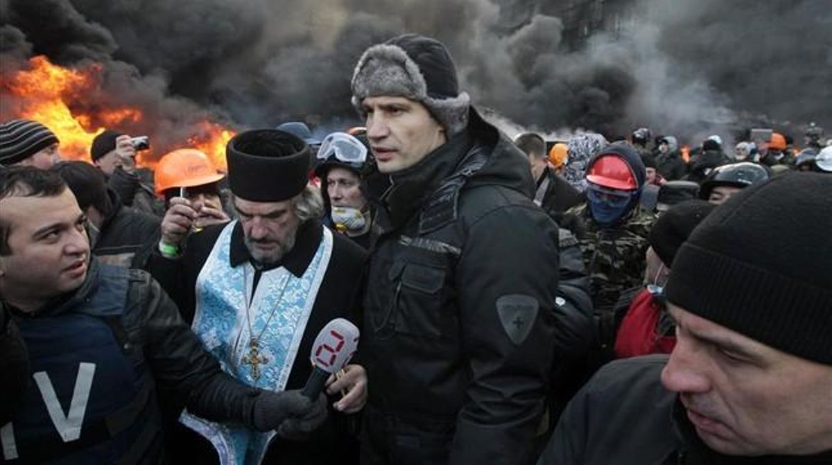 El líder del partit opositor UDAR, Vitali Klitschkó, es dirigeix als manifestants a prop de les barricades.