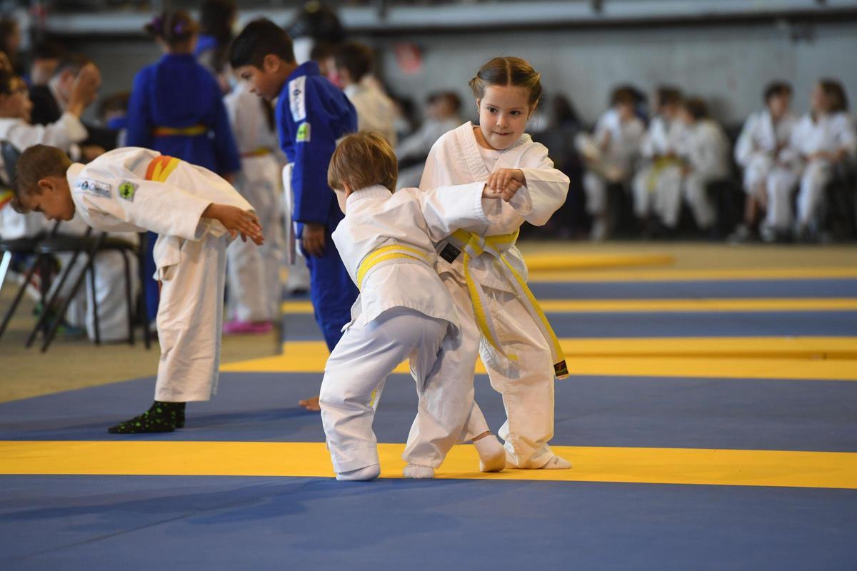 Dos judokas de categorías inferiores compiten durante un torneo en el Coliseum.