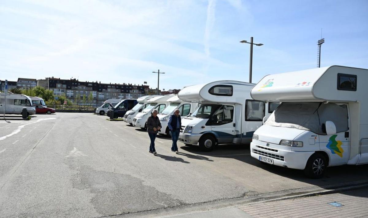 Usuarios y vehículos, en el parking de autocaravanas.   | // R.  VÁZQUEZ