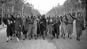 Un grupo de barcelonesas desfila con soldados del cuerpo marroquí por el paseo de Gràcia, el 27 de enero de 1939.