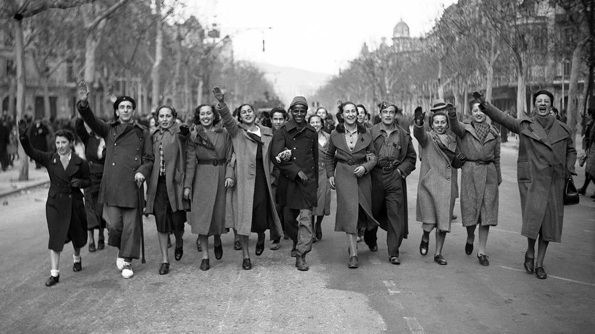 zentauroepp43968395 kautela180630200823 Un grupo de barcelonesas desfila con soldados del cuerpo marroquí por el paseo de Gràcia, el 27 de enero de 1939.