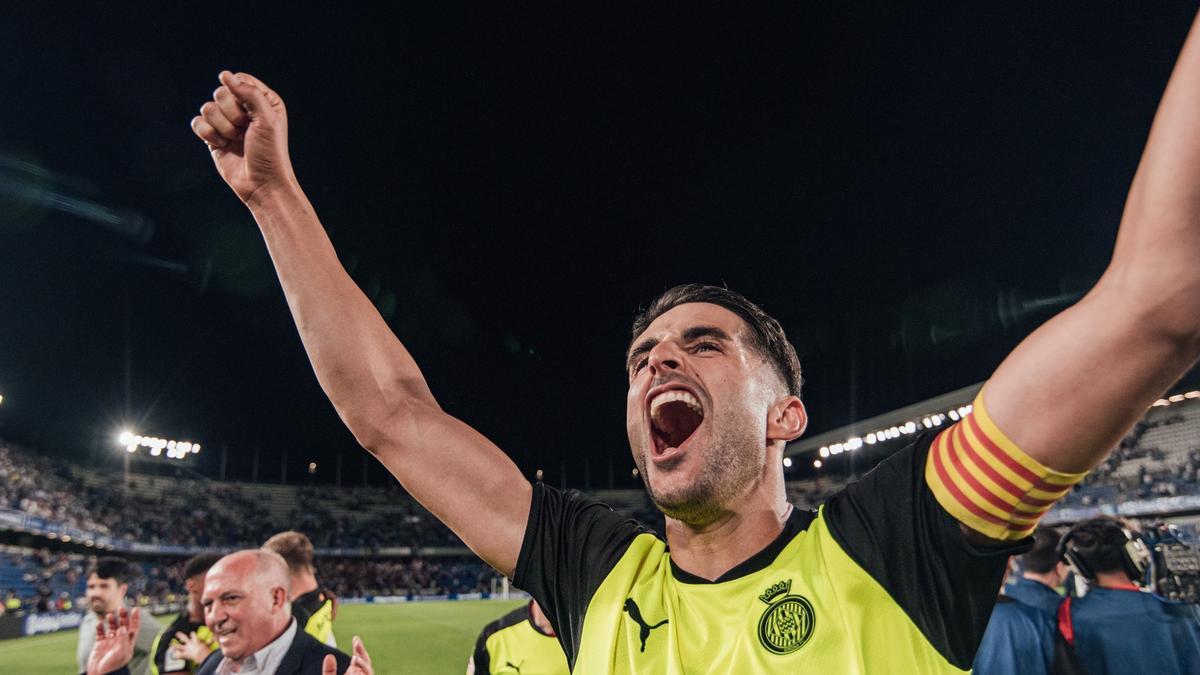 Juanpe Ramírez alza los brazos con el brazalete de capitán del Girona en el Heliodoro Rodríguez López.