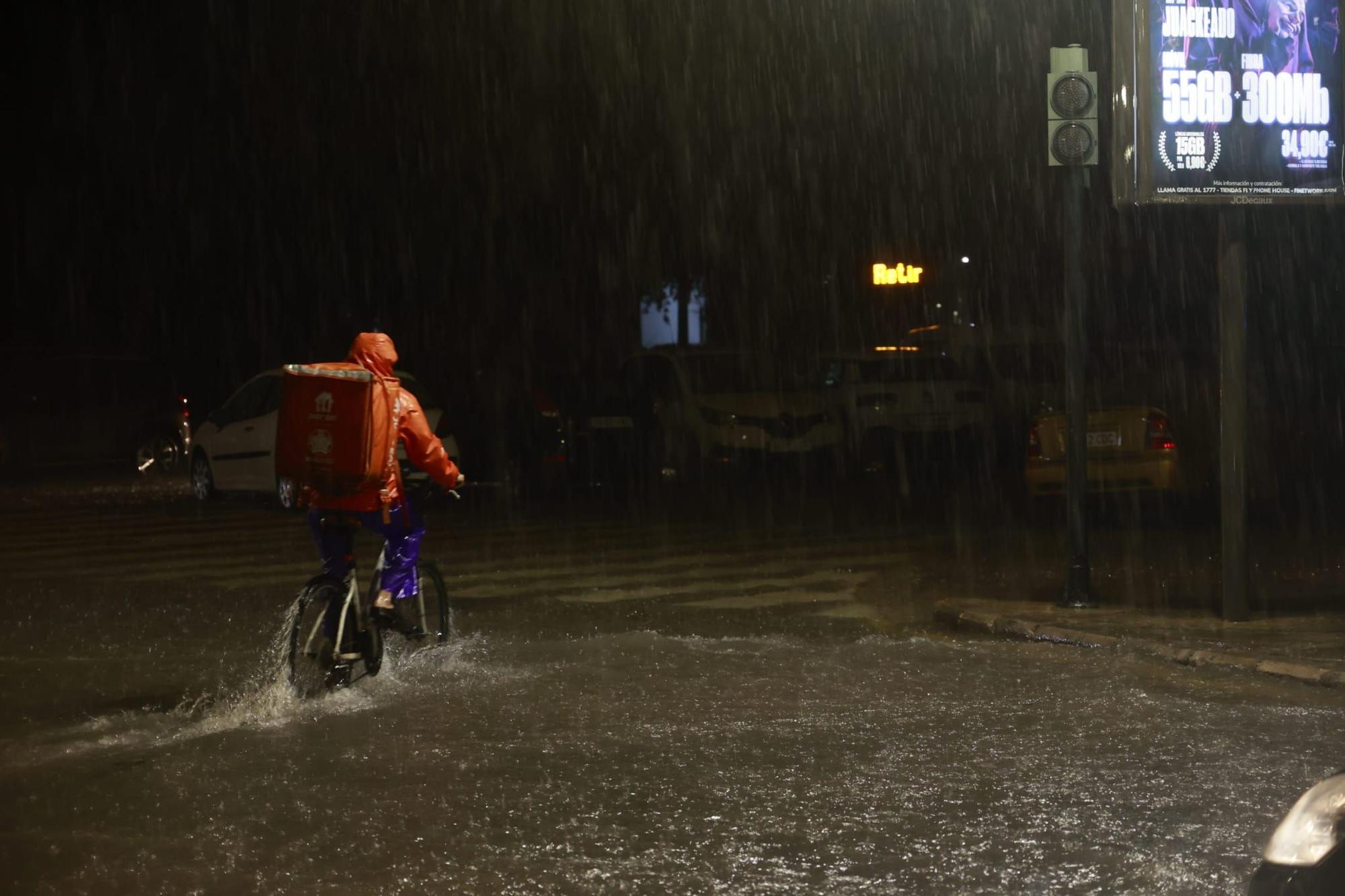 Las lluvias torrenciales descargan con fuerza sobre Valencia