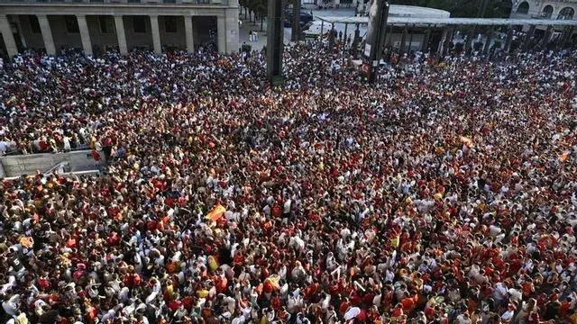 Vídeo | 20.000 zaragozanos desbordan la plaza del Pilar en la final del Mundial
