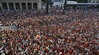 En directo | Miles de personas abarrotan la Plaza del Pilar animando a España en la final del Mundial