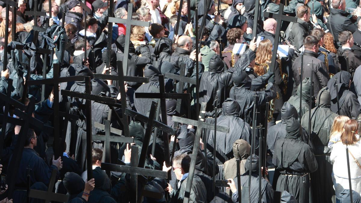 El Jesús Nazareno de Zamora, tras una noche larga de procesión: sopas de ajo en Tres Cruces y llegada a la Plaza Mayor