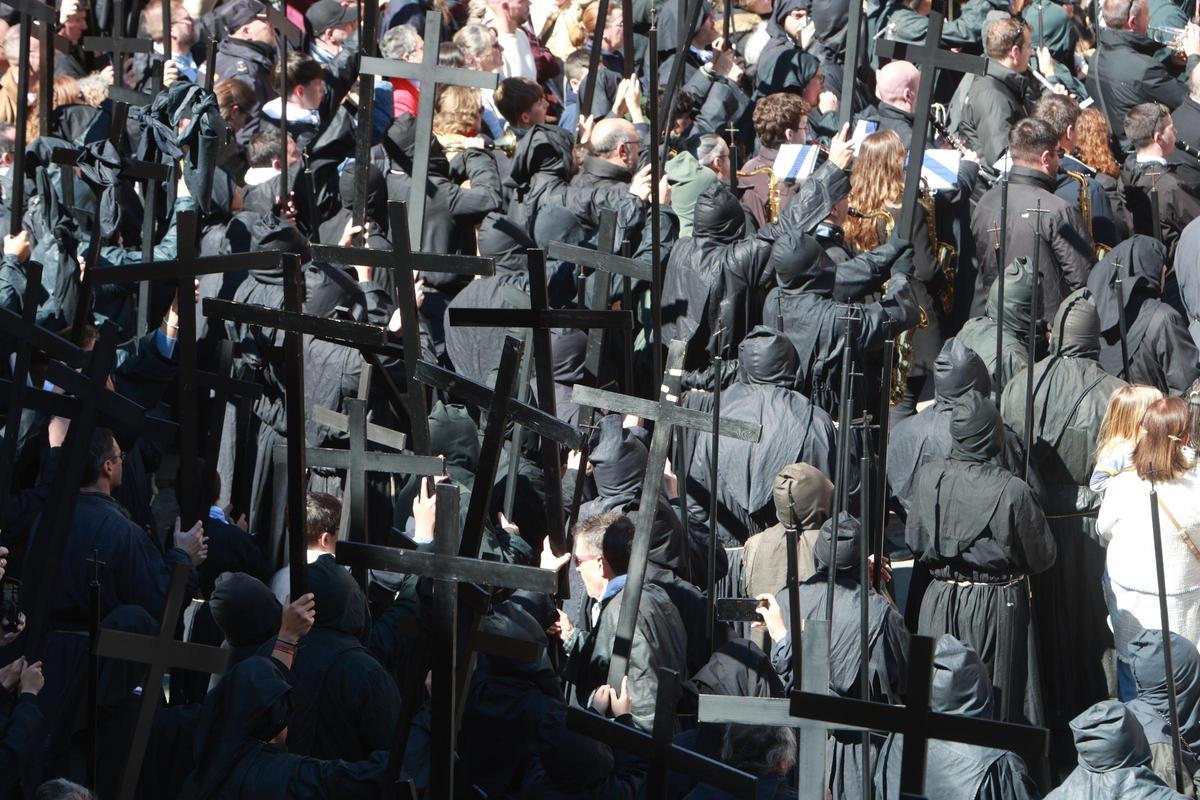 El Jesús Nazareno de Zamora, tras una noche larga de procesión: sopas de ajo en Tres Cruces y llegada a la Plaza Mayor