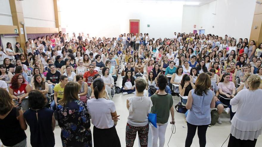 Acercamientos excesivos, humor sexista o usurpación digital de identidades: lo que la Xunta considera acoso al docente