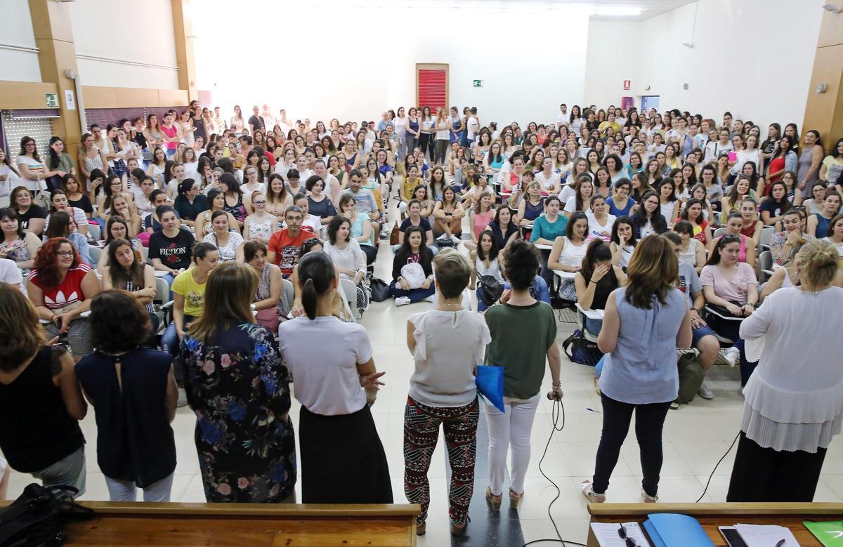 Convocatoria de examen de una oposición para el profesorado.