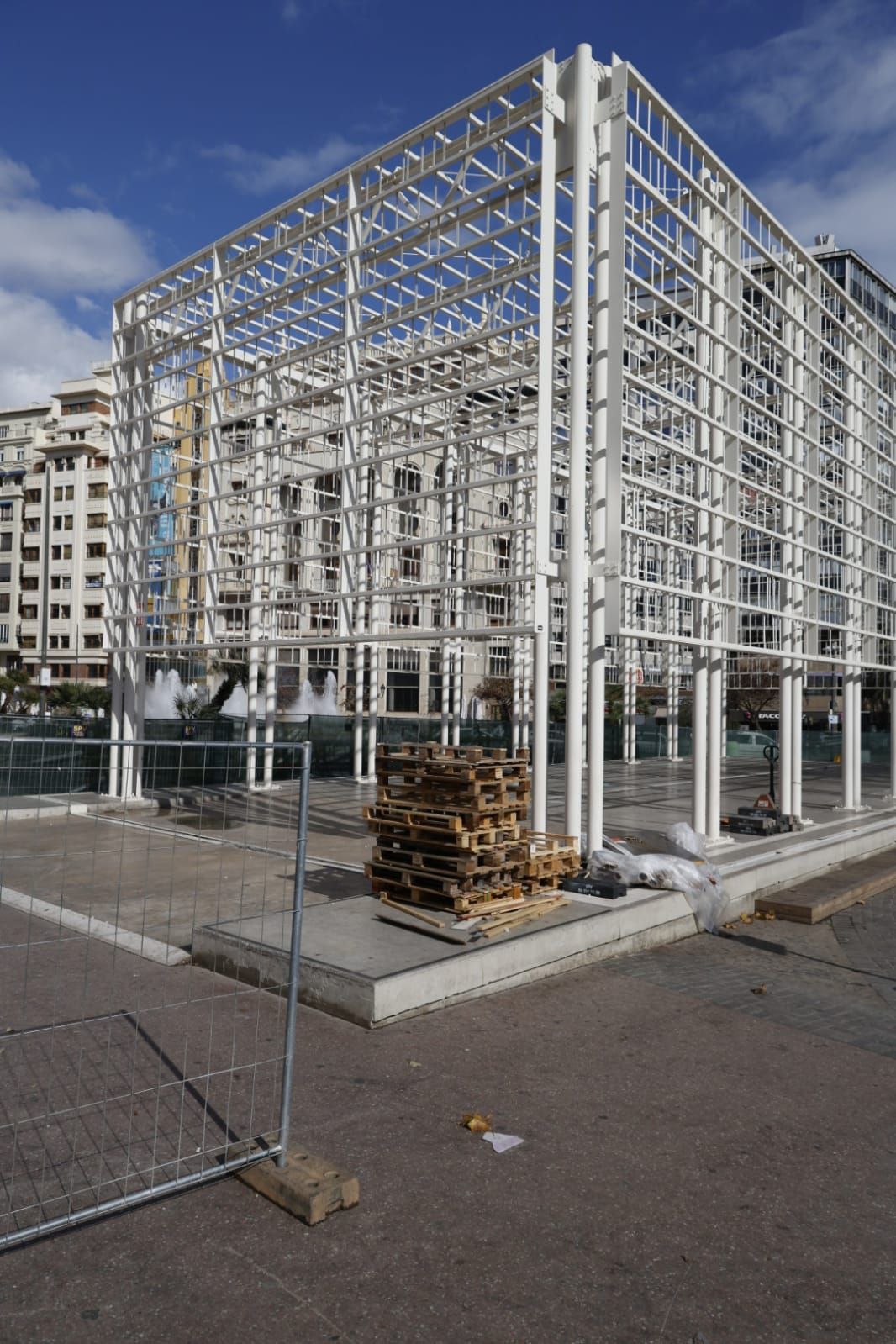 La jaula de la mascletà coge músculo en la plaza del Ayuntamiento