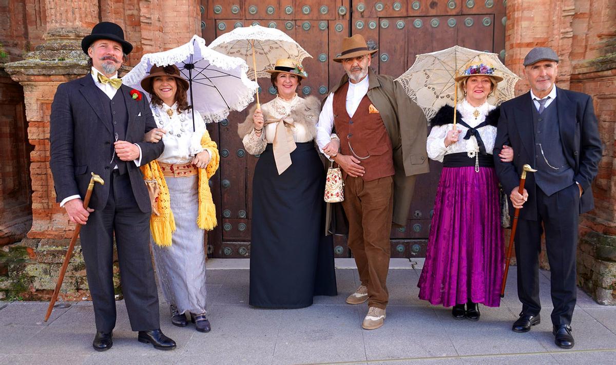 Moguereños con trajes de época.