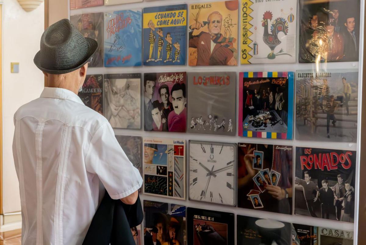 Un hombre observa parte de la exposición de la movida madrileña.