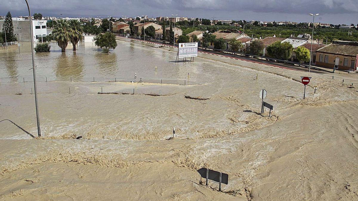 The streets of Almoradí were badly damaged by the flood that flooded the town. | ÁLEX DOMÍNGUEZ The streets of Almoradí were badly damaged by the flood that flooded the town. | ÁLEX DOMÍNGUEZ