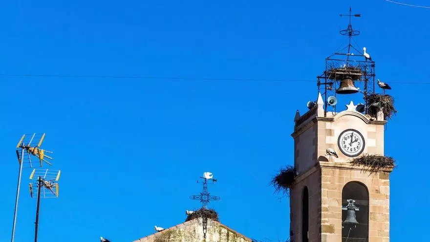 Vídeo | El ayuntamiento recupera el reloj de la iglesia en su apuesta por conservar el patrimonio histórico artístico del pueblo