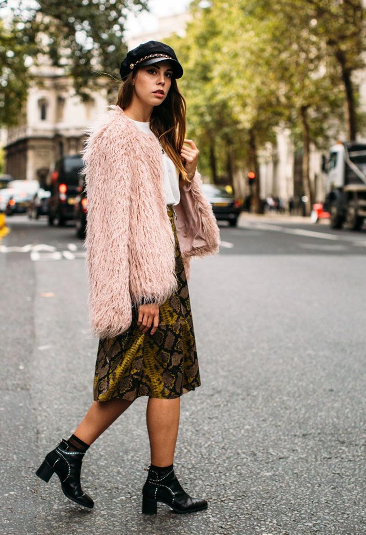 Falda snake de Zara con abrigo de pelo rosa en las calles de Londres