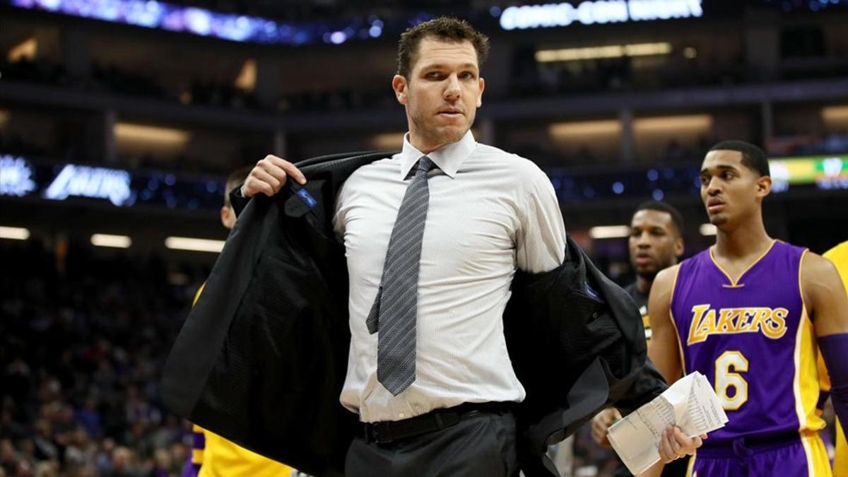 Luke Walton vivió su peor noche como entrenador de los Lakers