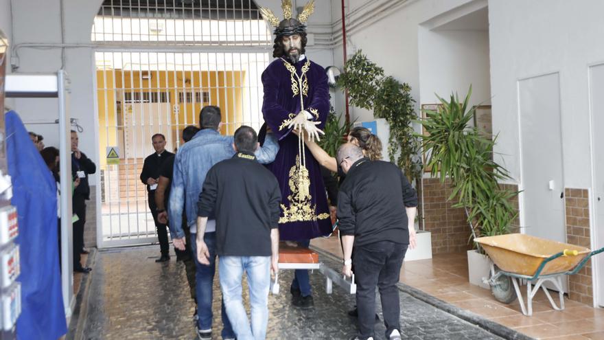 Galería de imágenes de la visita del Cristo Cautivo a la cárcel de Ibiza