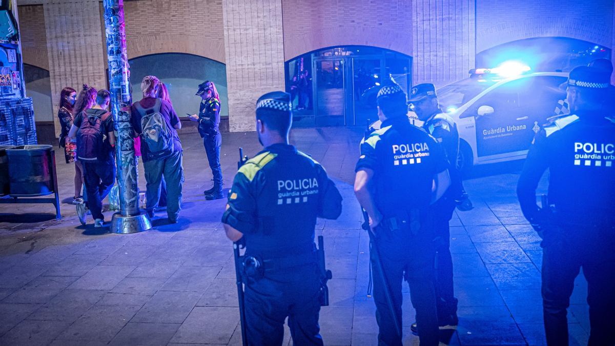 El Govern preveu el dispositiu «més gran de la història» per Sant Joan amb gairebé 2.400 mossos El Govern preveu el dispositiu «més gran de la història» per Sant Joan amb gairebé 2.400 mossos