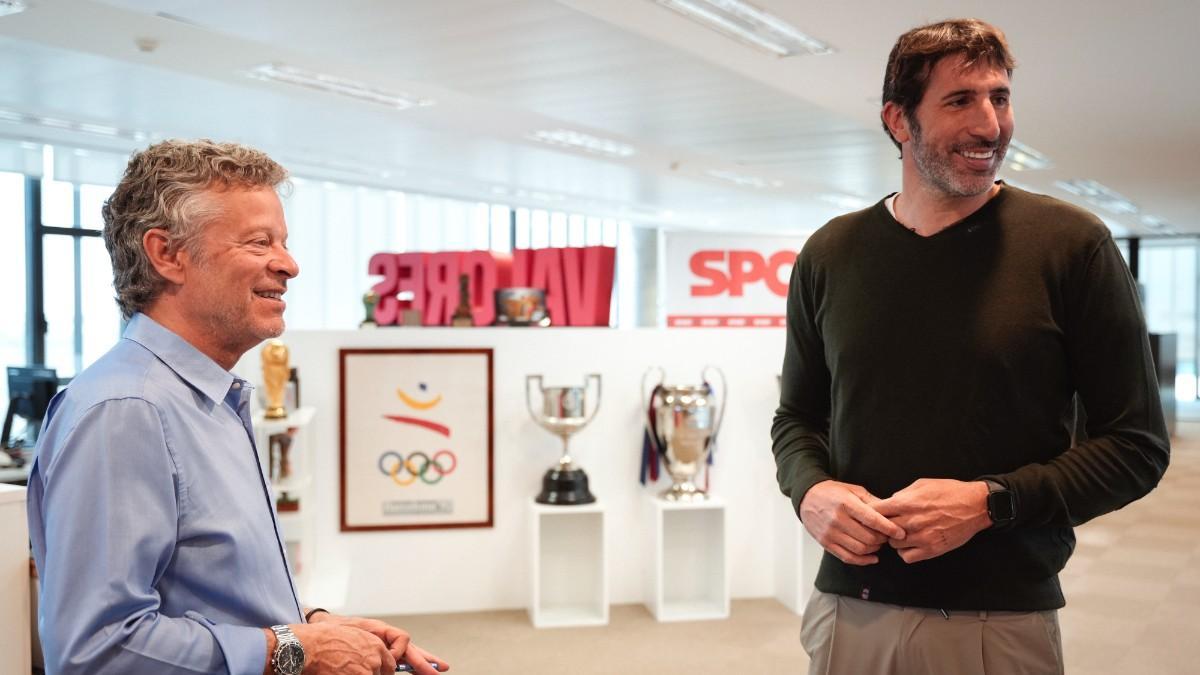 El director del SPORT, Joan Vehils, junto a Álex Mumbrú