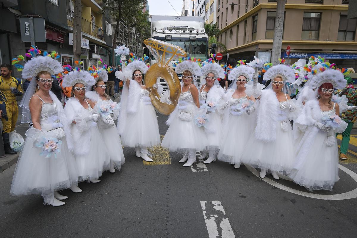 Un grupo de carnavaleras disfrazadas de novias.