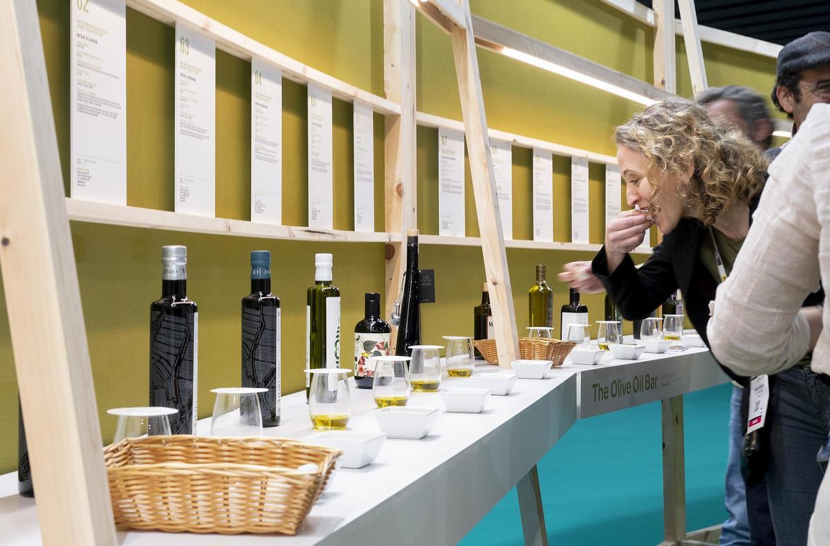 Degustación de aceites en ’The Olive Oil bar’ en Alimentaria 2024.