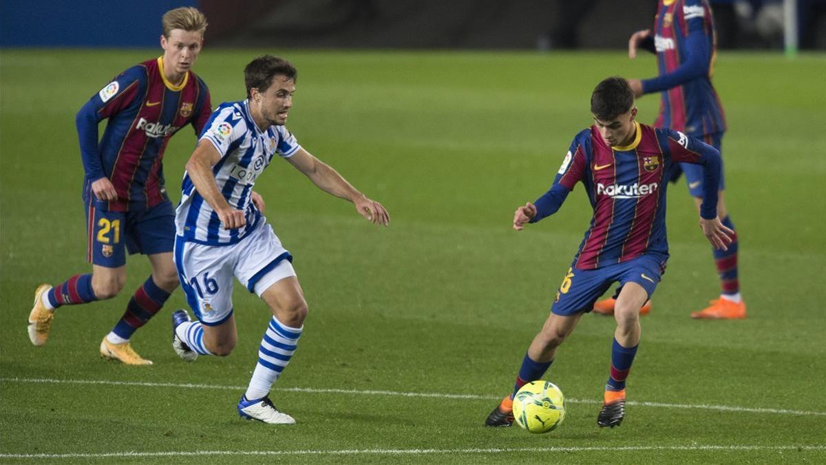 Barcelona  16 12 2020   Deportes    Pedri conduce el balon     durante el partido de liga entre el FC Barcelona y la Real Sociedad    Fotografia de Jordi Cotrina