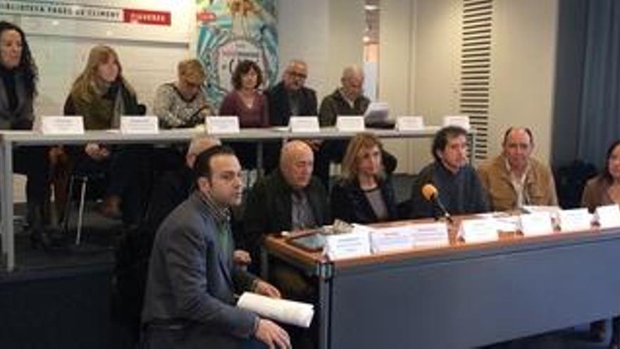 Diferents col.lectius i representants municipals presentant els actes