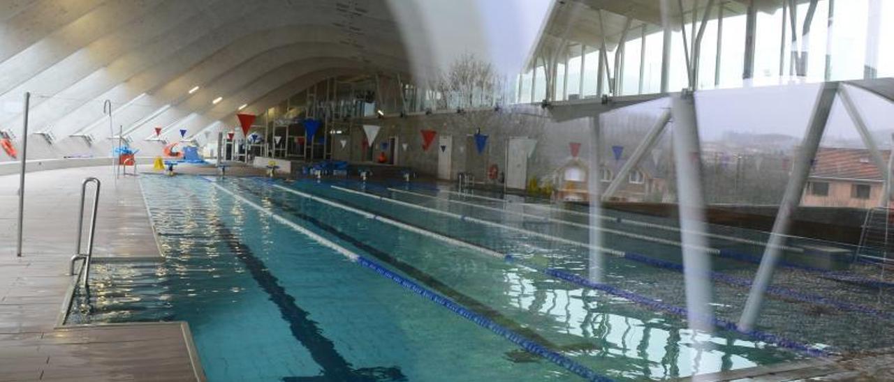 Piscina de Cangas, a través de los ventanales exteriores. |   // G.NÚÑEZ