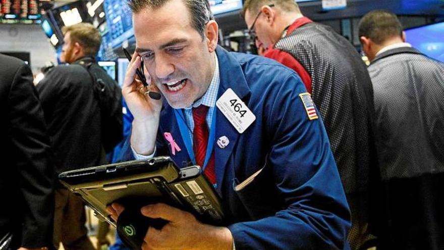 Un broker de Wall Street, en plena acció, ahir al matí hora local, quan el Brexit ja era un fet