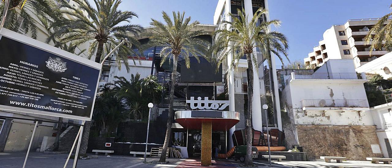 La discoteca Tito’s destaca por su ascensor de cristal en el Paseo Marítimo de Palma.