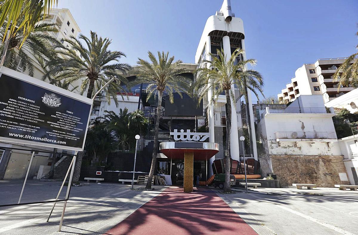 La discoteca Tito’s destaca por su ascensor de cristal en el Paseo Marítimo de Palma.