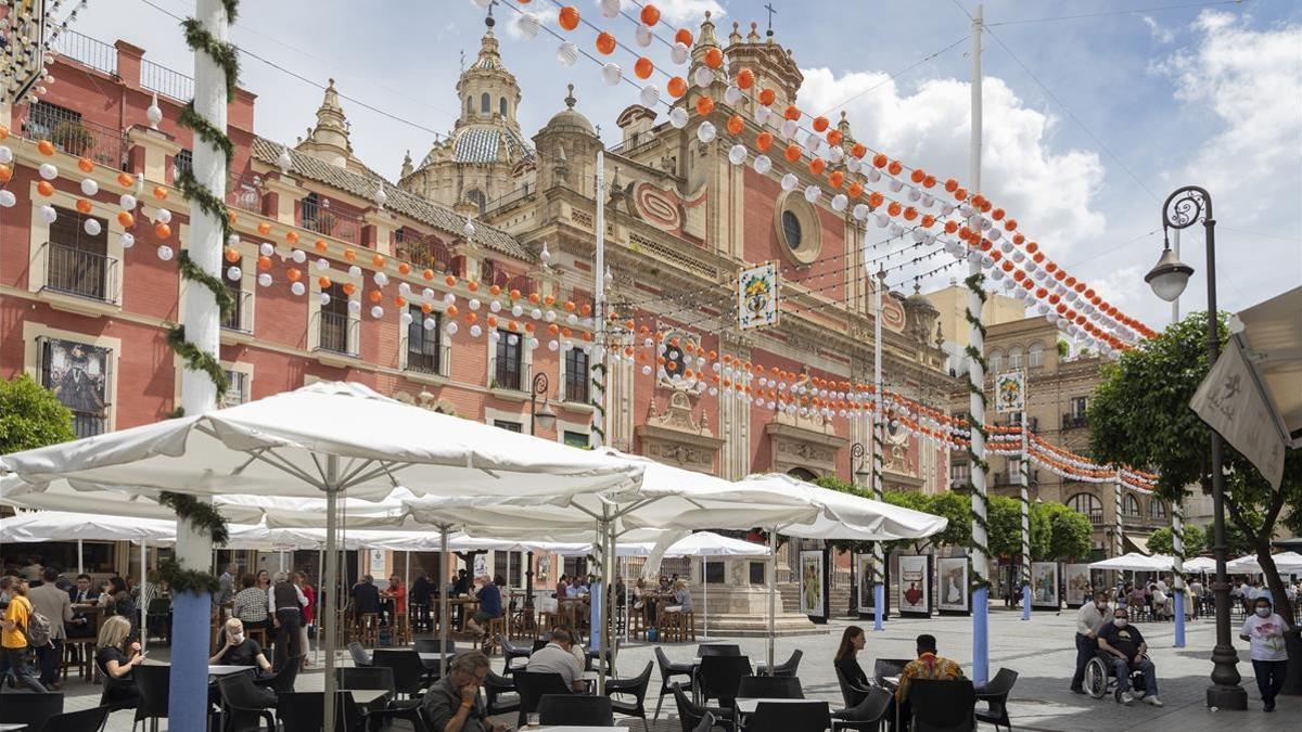 Plaza del Salvador decorado con los farolillos tradicionales de la Feria de Abril  suspendida por segundo ano consecutivo debido a la pandemia provocada por el coronavirus  Covid-19  En Sevilla (Andalucia  Espana)  a 20 de abril de 2021   20 ABRIL 2021  Maria Jose Lopez   Europa Press  20 04 2021