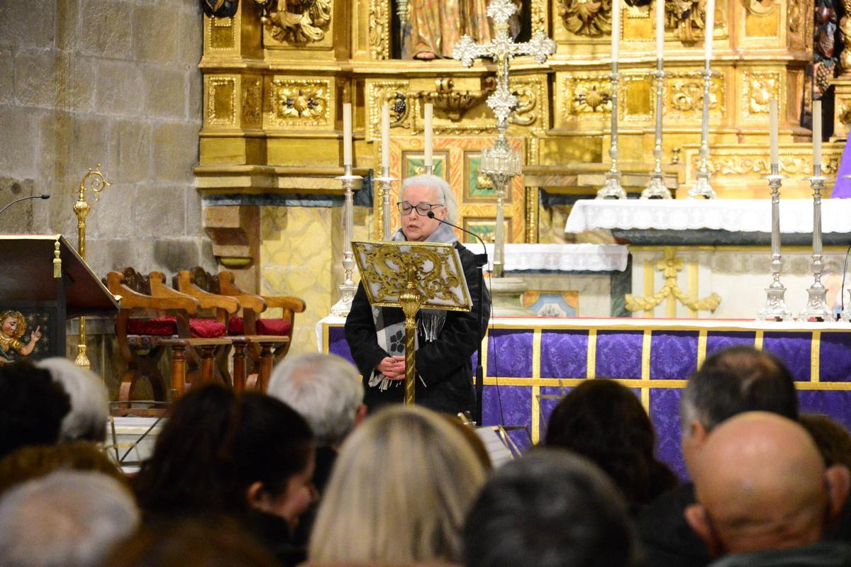 La lectura del pregón de la Semana Santa, a cargo de Nieves Guimeráns, se celebró ayer en la excolegiata.