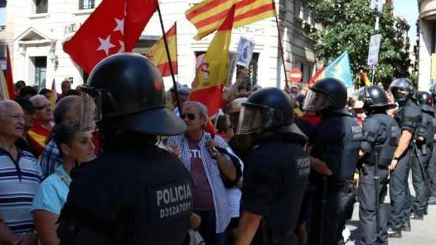 Els Mossos d&#039;Esquadra barren el pas als manifestants en contra de la immersió