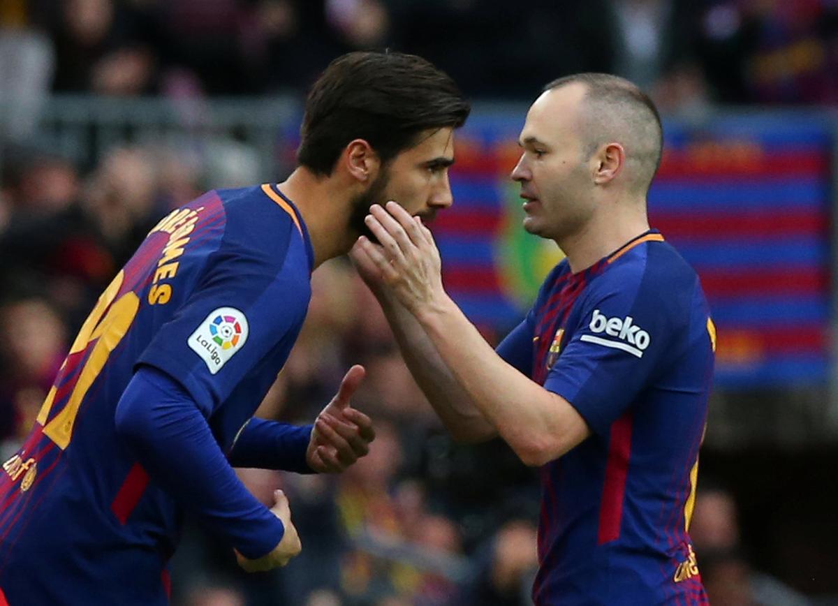 Soccer Football - La Liga Santander - FC Barcelona vs Atletico Madrid - Camp Nou, Barcelona, Spain - March 4, 2018   Barcelonaâ¿¿s Andre Gomes comes on as a substitute to replace Andres Iniesta               REUTERS/Albert Gea