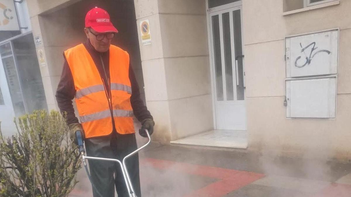Una persona realiza labores de limpieza.