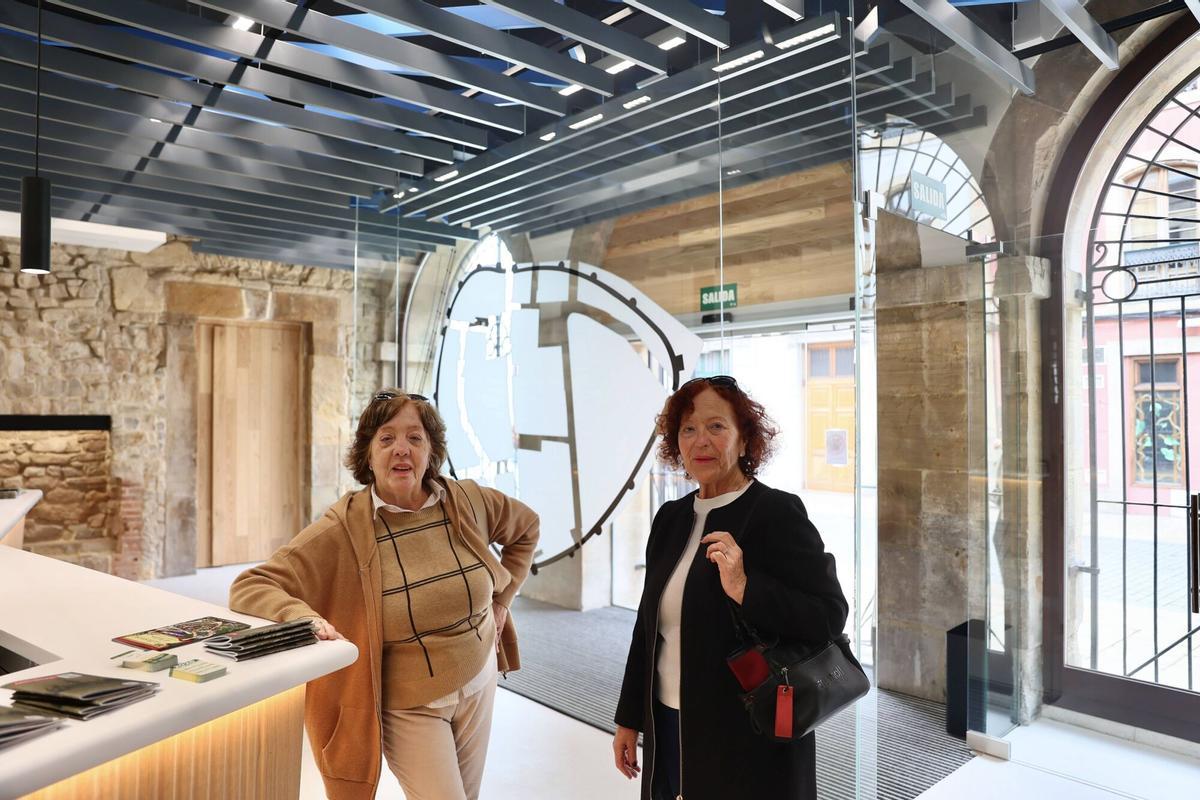 María Luisa y Nieves de la Fuente, en la oficina.
