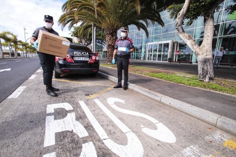 Reparto de mascarillas de la Policía Canaria en el exterior del intercambiador de guaguas.  | 13/04/2020 | Fotógrafo: María Pisaca Gámez