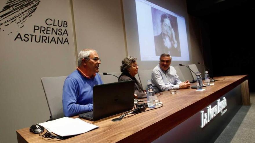 Por la izquierda, Carlos del Cano, Carmen Ruiz-Tilve y Avelino Alonso. Abajo, el público.