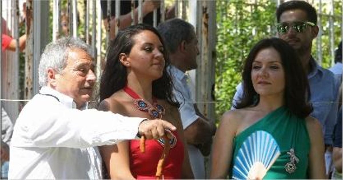 Alfonso Rus y dos festeras de Xàtiva, ayer antes de la "mascletà".