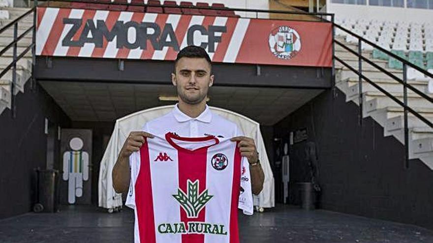 Álex Rasines posa con su nueva camiseta.